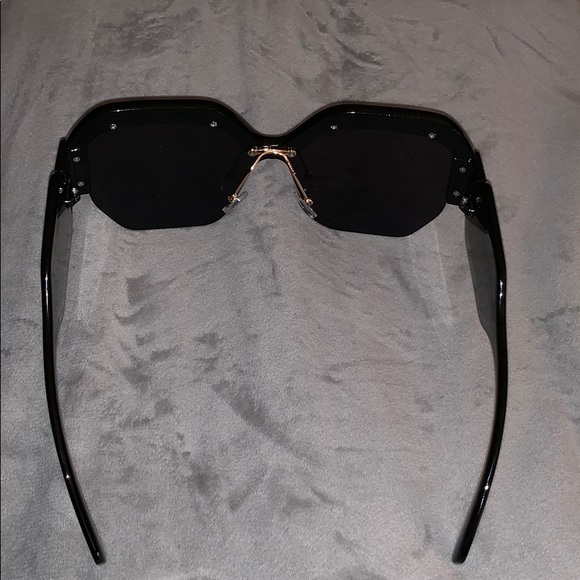 SOLD! Trendy Large Retro Sunglasses! - Picture 5 of 8